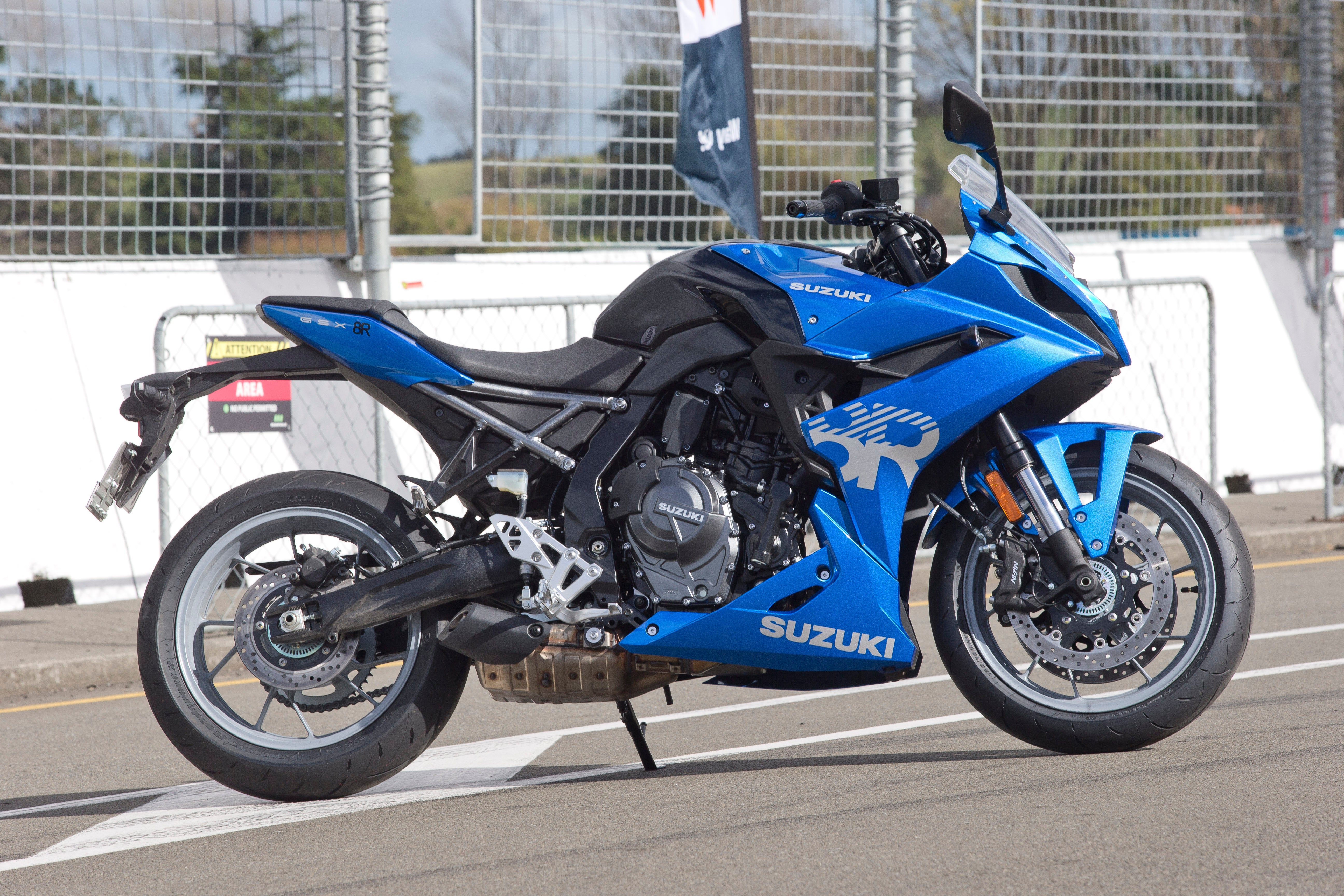 SUZUKI GSX8-R